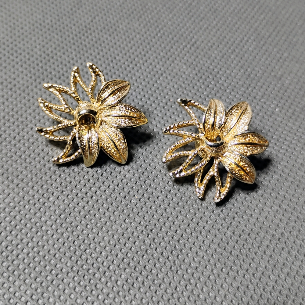 Sarah Cov Gold Tone Floral Clip On Earrings